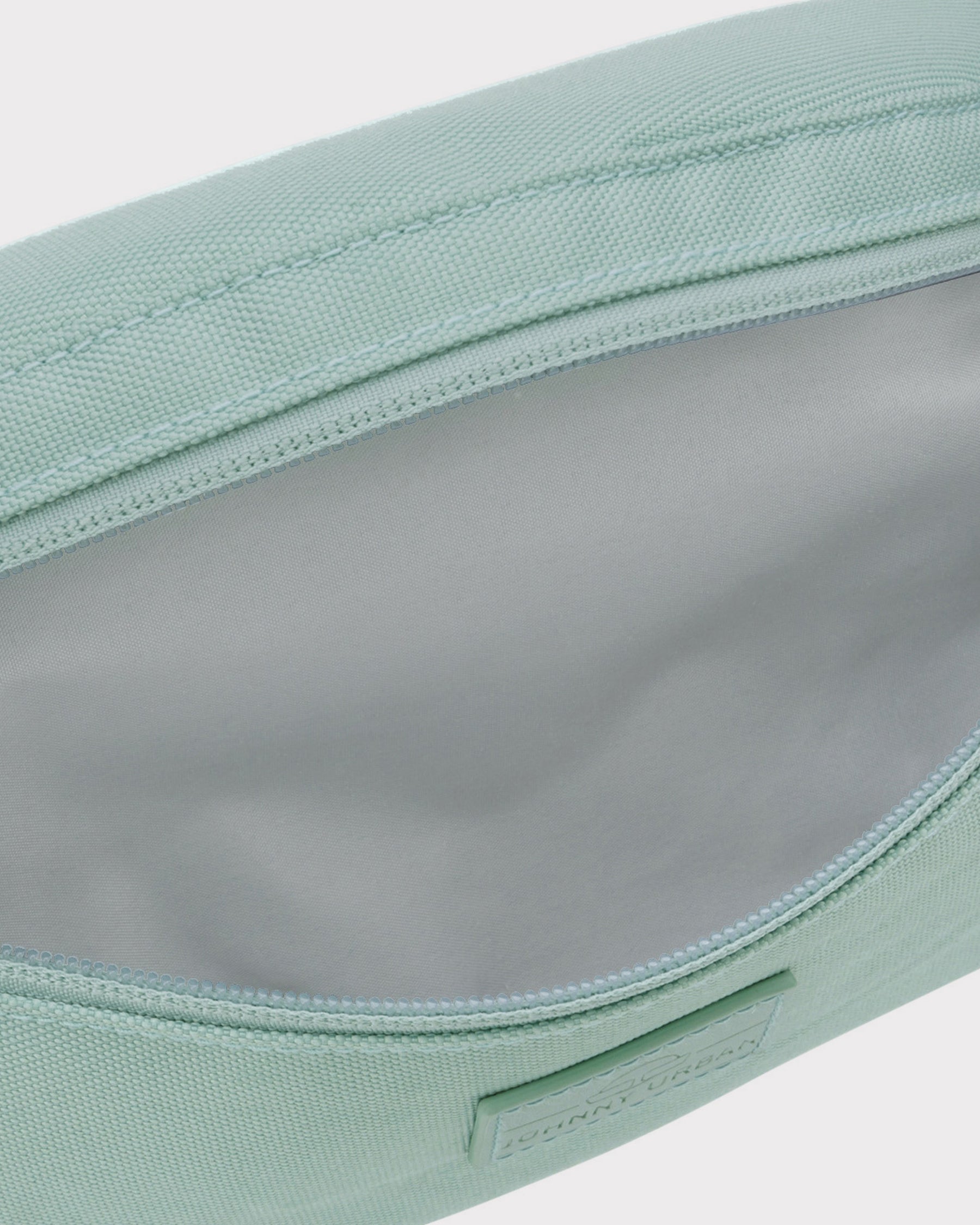 Offene mintgrüne Bauchtasche 'Erik Small' mit grauem Innenfutter aus Textil