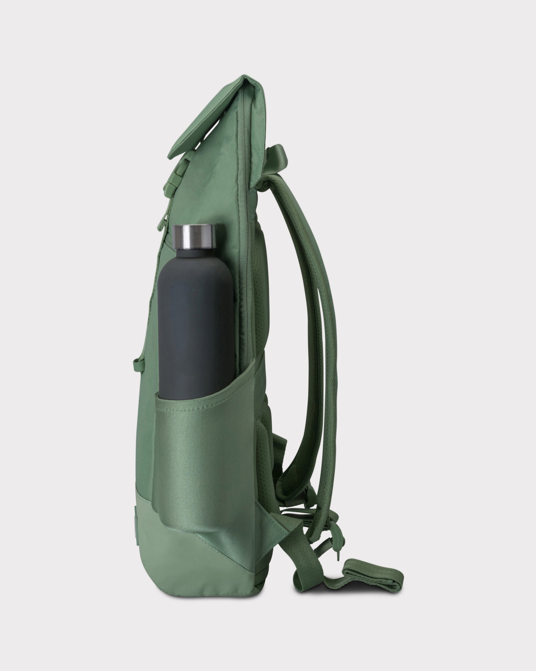 Grüner Tagesrucksack 'Mika' mit Seitentasche und schwarzer Trinkflasche