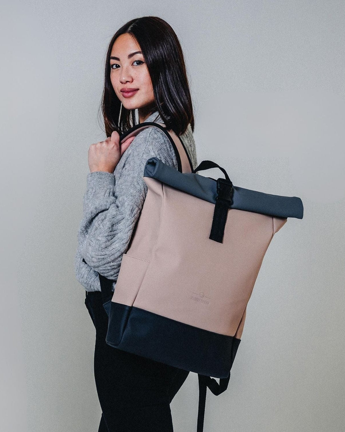 Zwei Frauen tragen Johnny Urban Rucksäcke: links 'Ruby' mit Klappe, rechts Rolltop 'Harvey Medium', beide beige und schwarz
