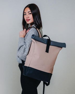 Zwei Frauen tragen Johnny Urban Rucksäcke: links 'Ruby' mit Klappe, rechts Rolltop 'Harvey Medium', beide beige und schwarz