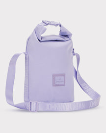 Umhängetasche 'Rue' in fliederfarbenem Nylon mit verstellbarem Riemen und Johnny Urban Logo