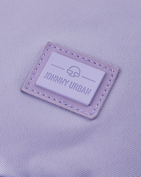 Nahaufnahme des Johnny Urban Logos auf violettem nachhaltigem Stoff der Umhängetasche 'Rue'