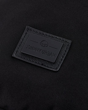 Schwarzes Logoetikett mit Schriftzug 'Johnny Urban' auf nachhaltiger Umhängetasche 'Rue'