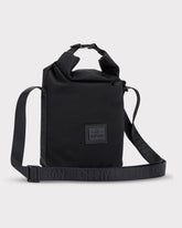 Schwarze Umhängetasche 'Rue' von Johnny Urban mit verstellbarem, breitem Gurt und Logo-Patch vorne