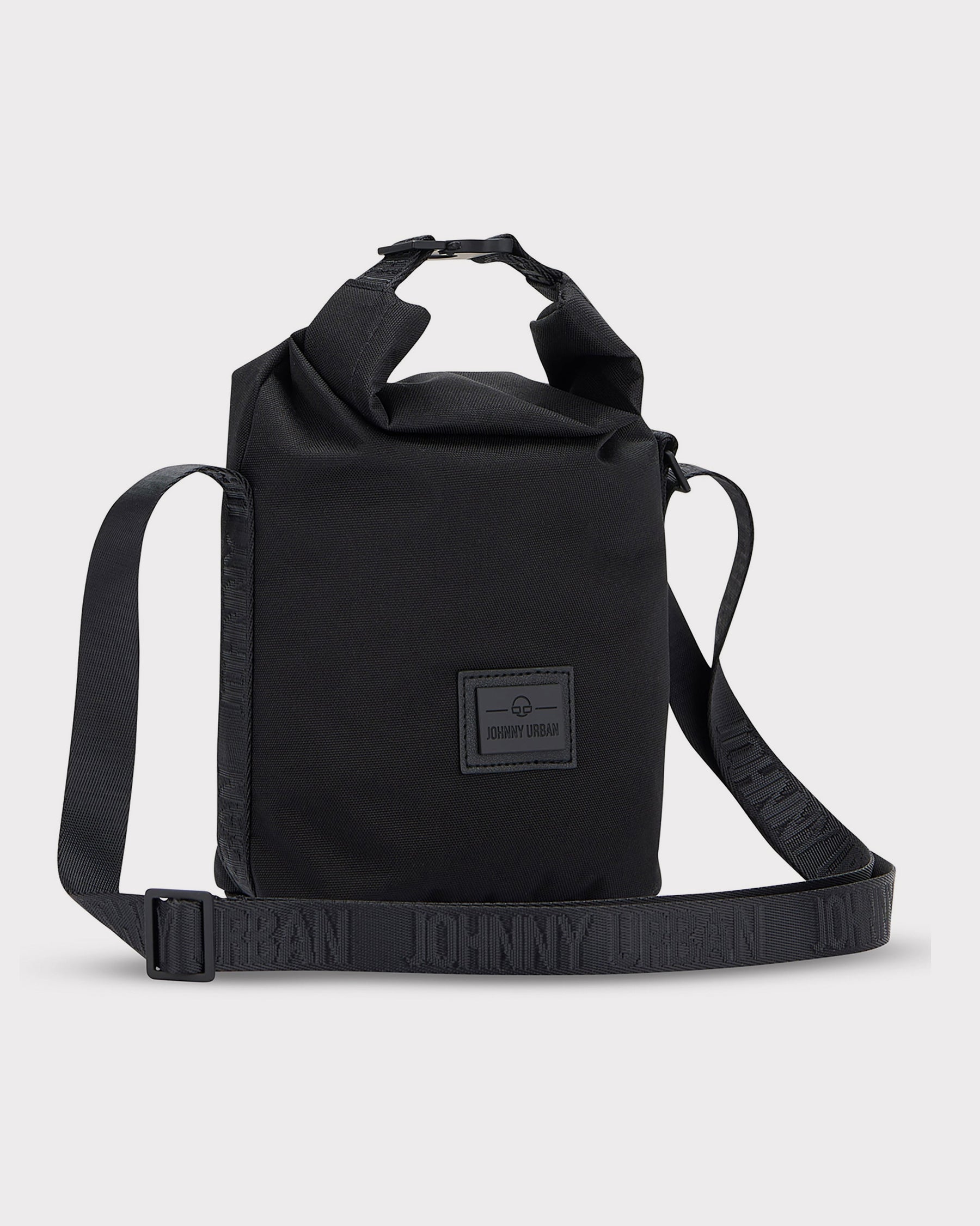 Schwarze Umhängetasche 'Rue' von Johnny Urban mit verstellbarem, breitem Gurt und Logo-Patch vorne