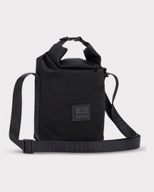 Schwarze Umhängetasche 'Rue' von Johnny Urban mit verstellbarem, breitem Gurt und Logo-Patch vorne