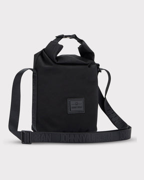 Schwarze Umhängetasche 'Rue' von Johnny Urban mit verstellbarem, breitem Gurt und Logo-Patch vorne