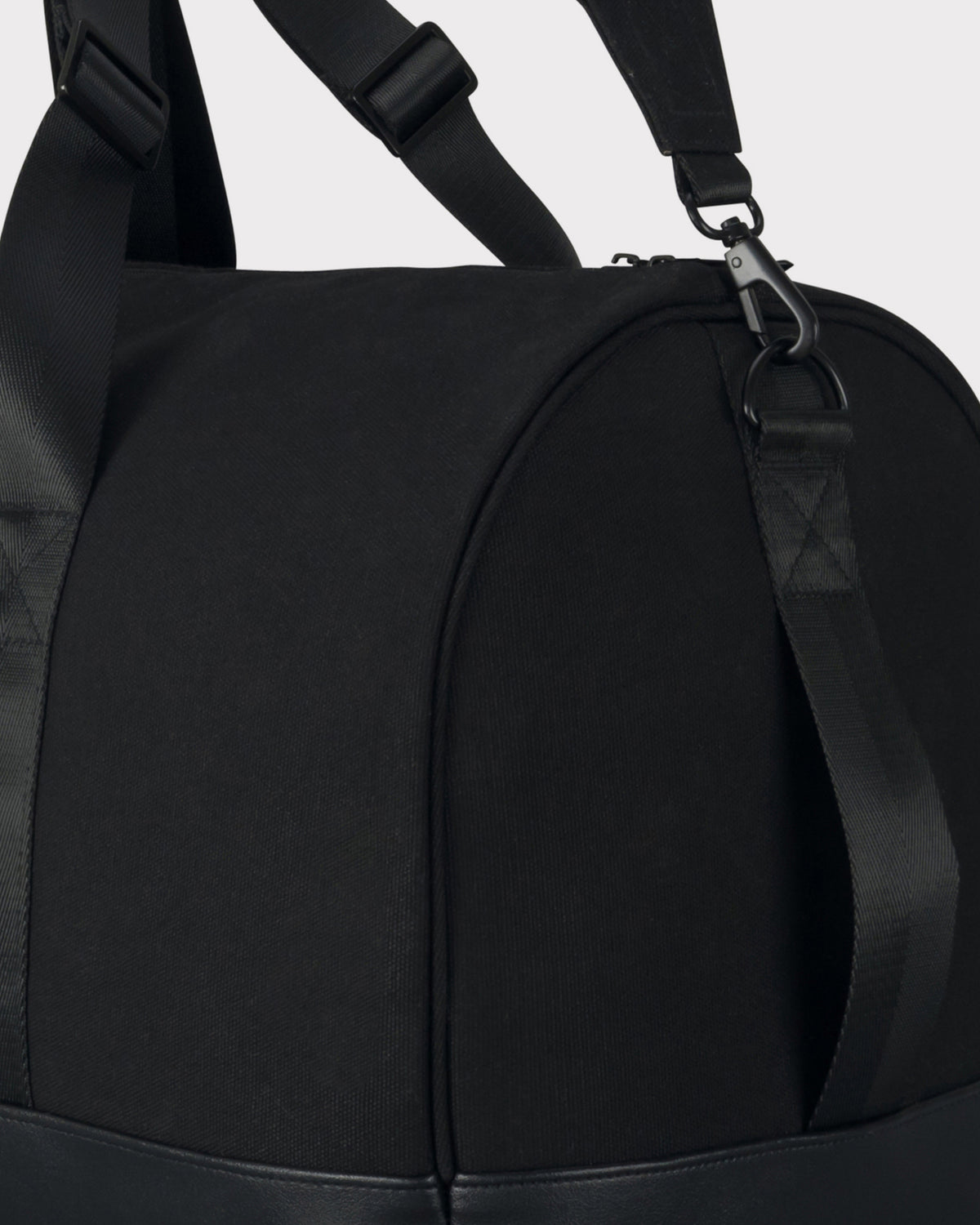 Schwarze Weekender-Tasche 'Paul' von Johnny Urban aus robustem Material mit verstellbarem Schultergurt