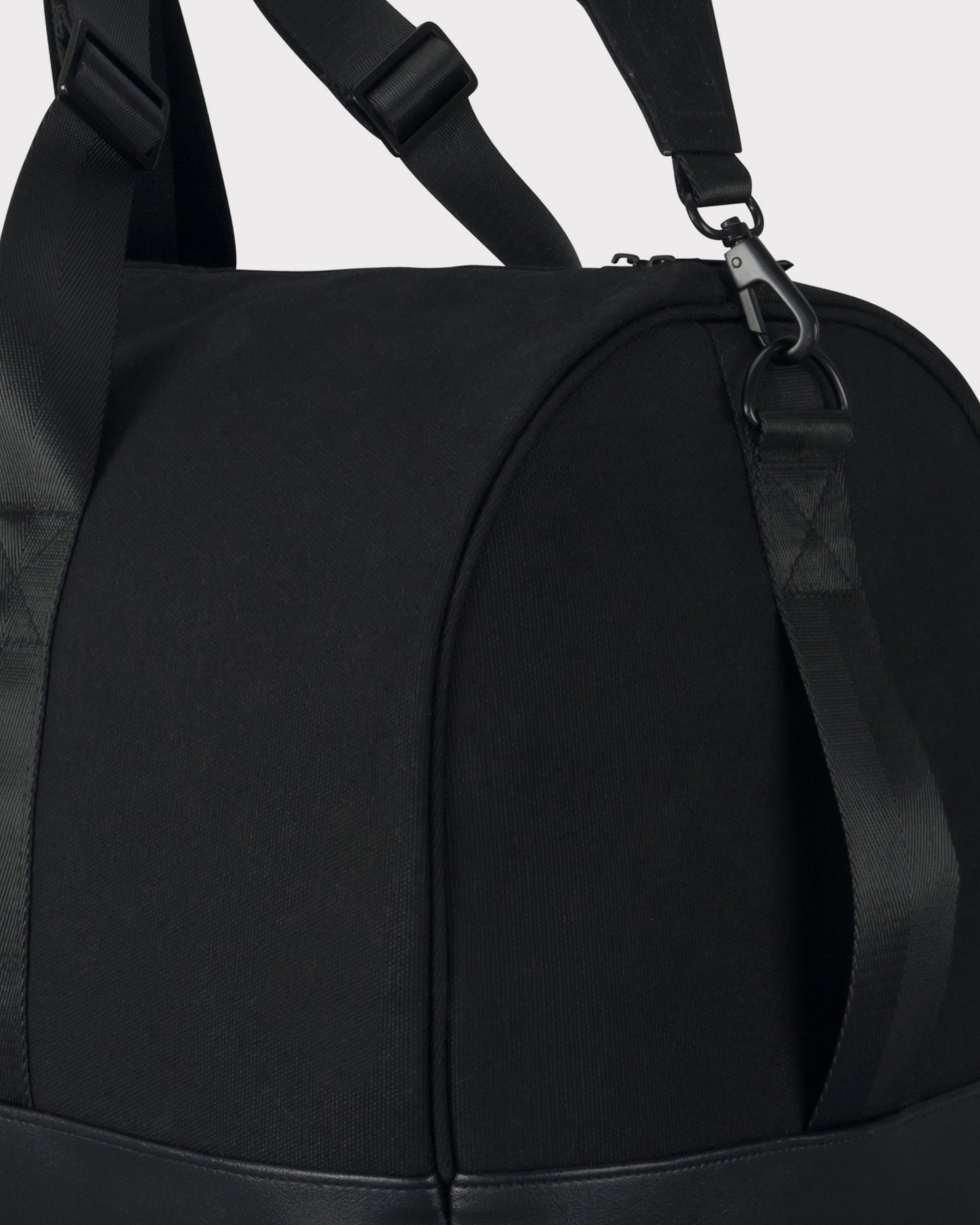 Schwarze Weekender-Tasche 'Paul' von Johnny Urban aus robustem Material mit verstellbarem Schultergurt