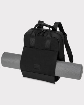 Schwarzer Jona Large Rucksack mit Halterung für eine graue Yogamatte vorne